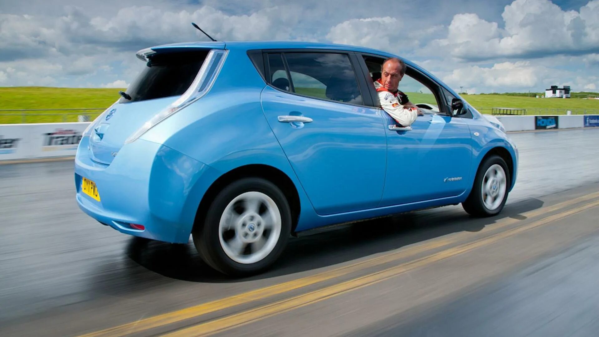 Ниссан лиф электромобиль. Nissan Leaf 2013. Электромобиль Ниссан 2013. Электромобиль Ниссан лиф голубой. Ли9 китайский электромобиль цена