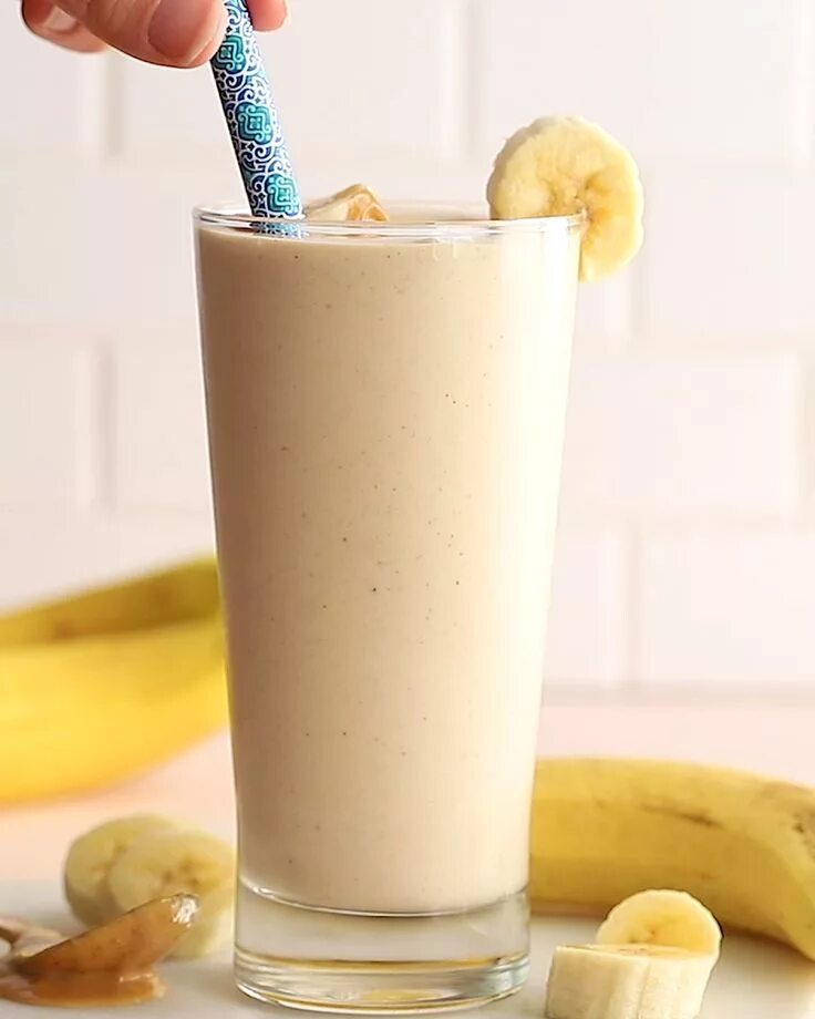 Банановый смузи. Банановый молочный коктейль. Банановый коктейль с молоком. Смузи из бананов.