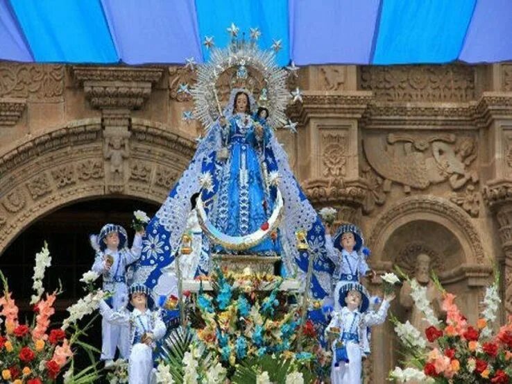 La virgen de la. День Богоматери из Канделярии. Богоматерь Канделария. Храм Канделарии Тенерифе. Базилика Канделарии.