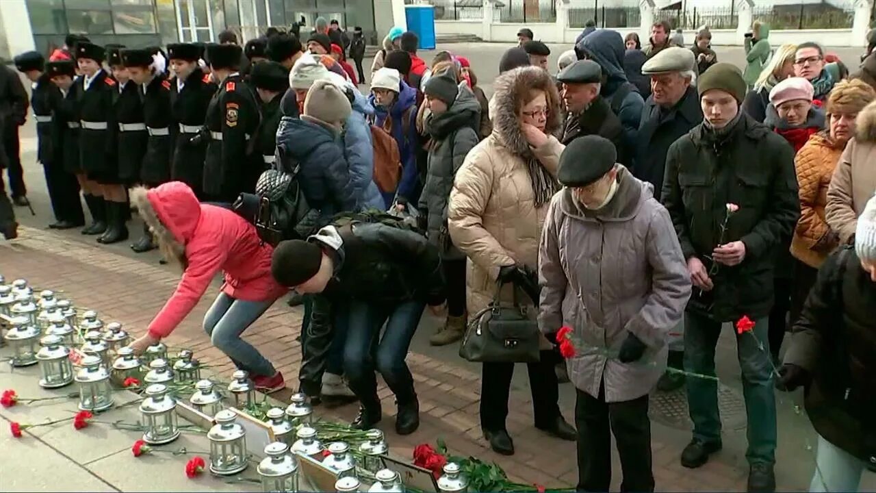 Число погибших на дубровке в москве. Люди на улицах Москвы. Театральный центр на Дубровке. Москва люди.