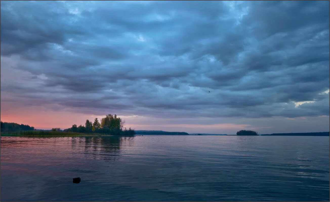 Кама с утра. Река Кама. Река Кама утром. Утро на реке Кама. Река Кама утром фото.