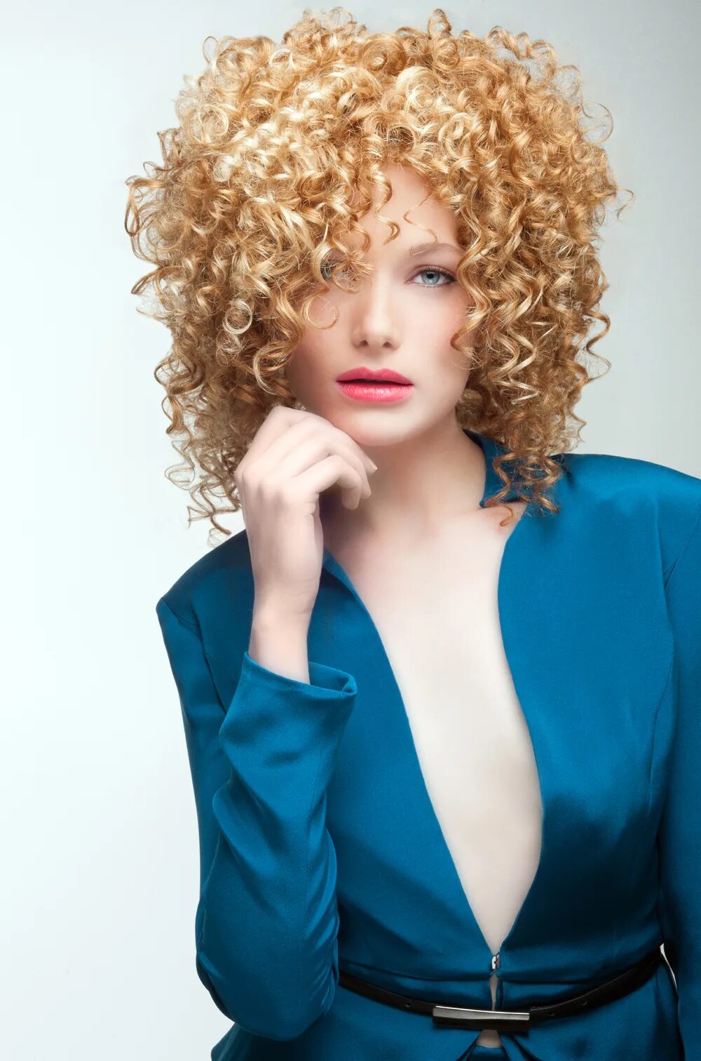 Curly blonde. Керли кудри биозавивка. Биозавивка 2022. Frisage завивка.