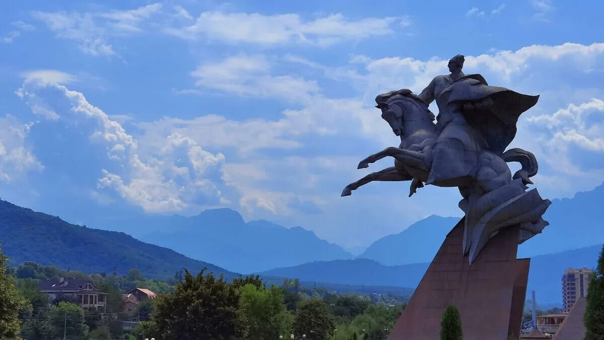 Владикавказ экскурсии. Памятник плиеву во владикавказе. Вечерний владикавказ. Обзорная экскурсия по владикавказу. Владикавказ тур.