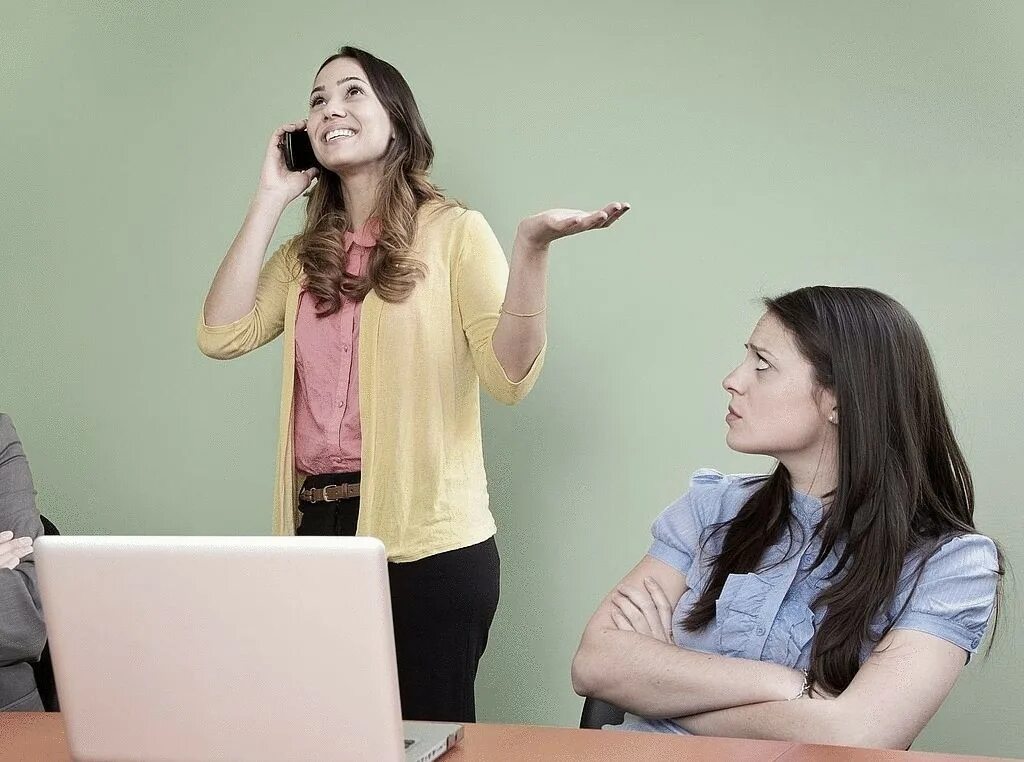 Мешает помочь. Прервать разговор. Качества которые помогают мне в общении. Что помогает и мешает коммуникации. Разговор с сотрудником.