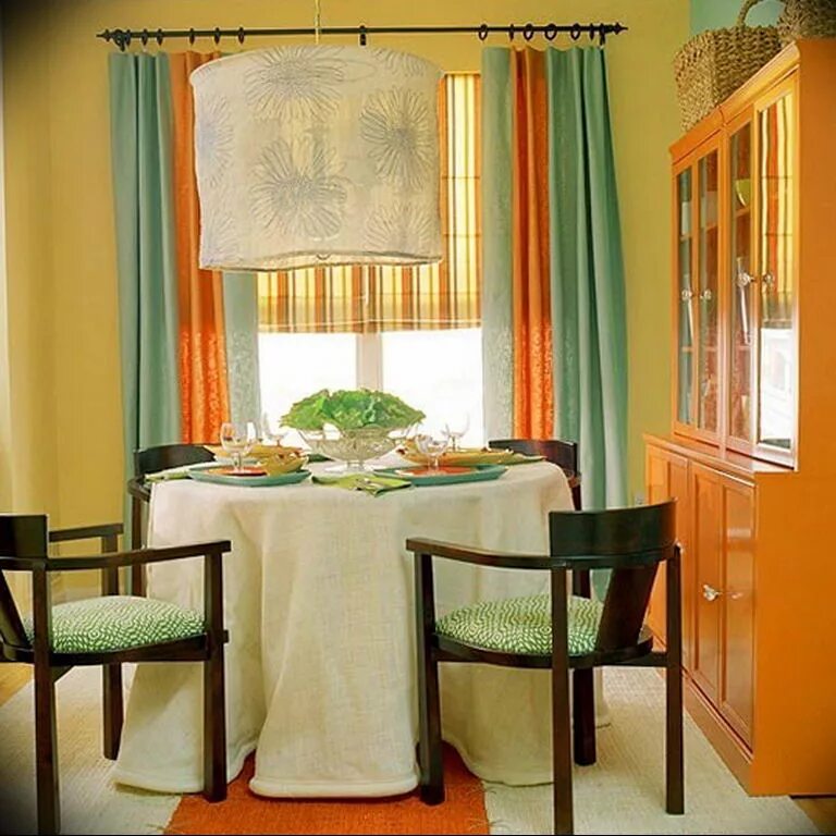 Какой цвет штор на кухню. Оранжевые шторы в интерьере. Оранжевые шторы в интерьере кухни. Желтые шторы на кухню. Зеленые шторы на кухню.