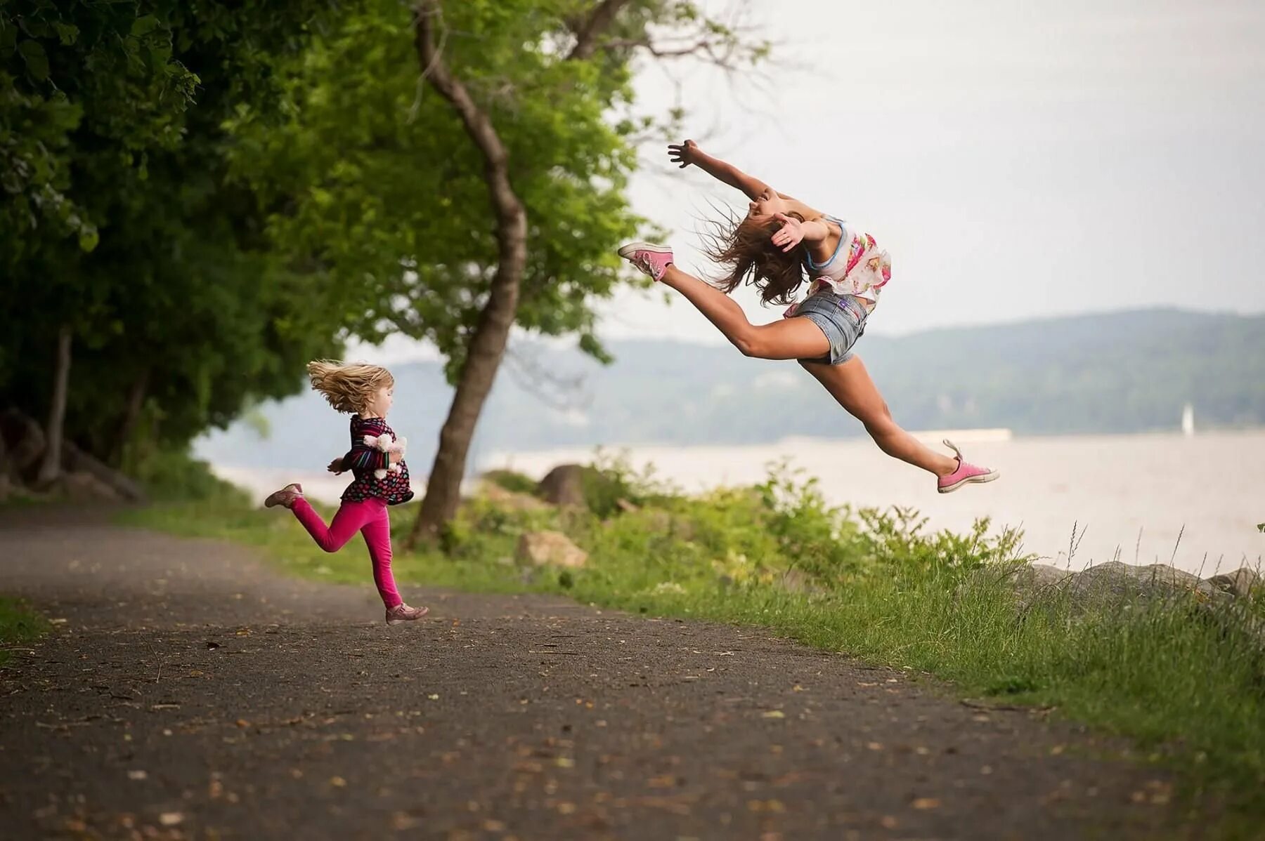 Приколы где танцуют. Джордан Мэттер. Танцы на природе. Девушка в прыжке. Природа танцует.
