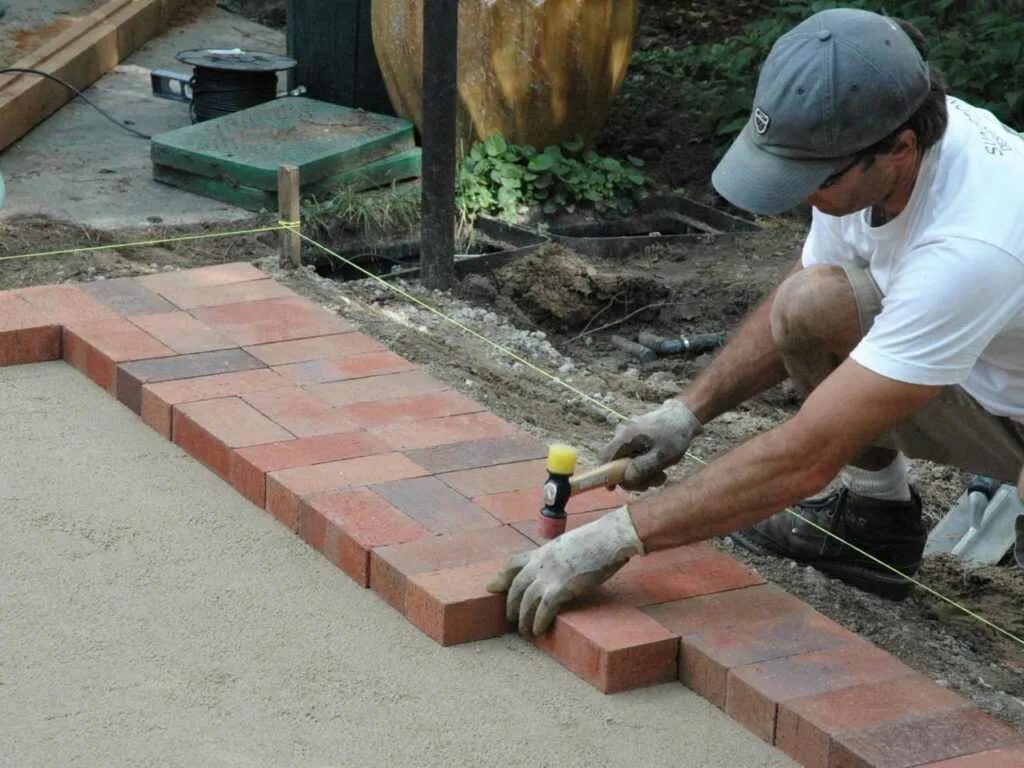 Укладкатратуарной плитки. Укладка тротуарной плитки. Укладка брусчатки. Укладчик тротуарной плитки.