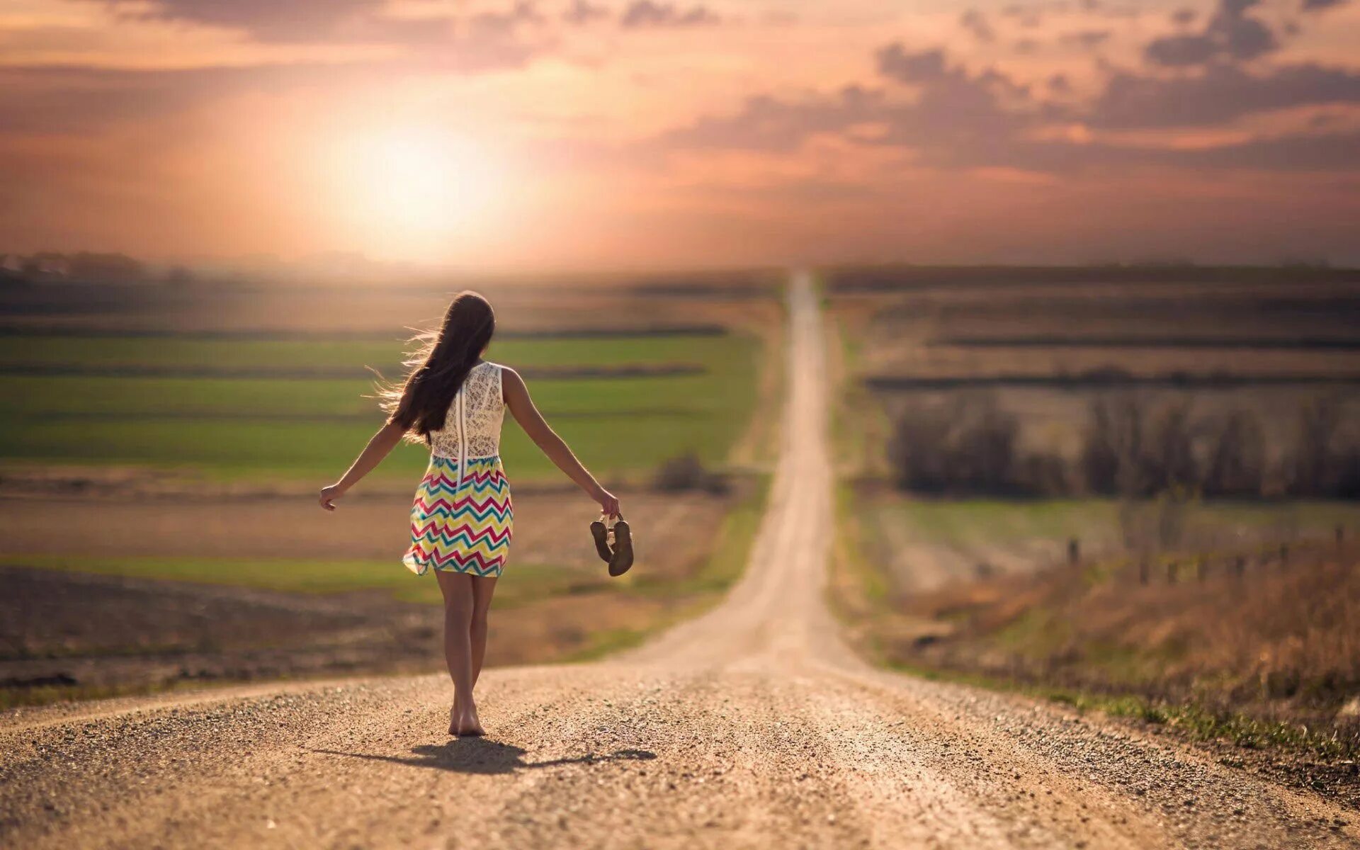 Плавная рядом. Девушка бежит по дороге. Дорога к счастью. Девушка в пути. Идти своей дорогой.