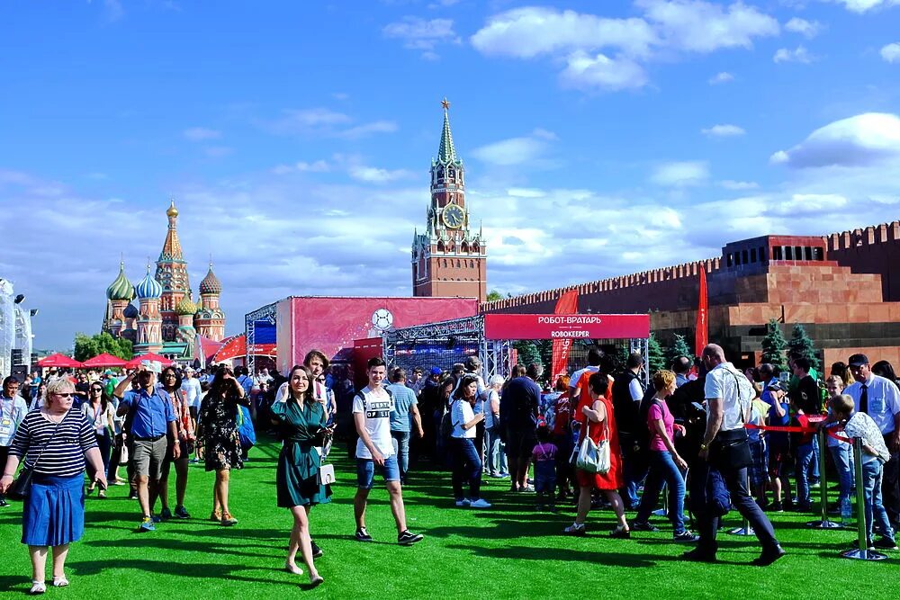 Москве где есть хорошие работа. Красная площадь парк футбола. Развлечения на красной площади. Красная площадь Москва развлечения.