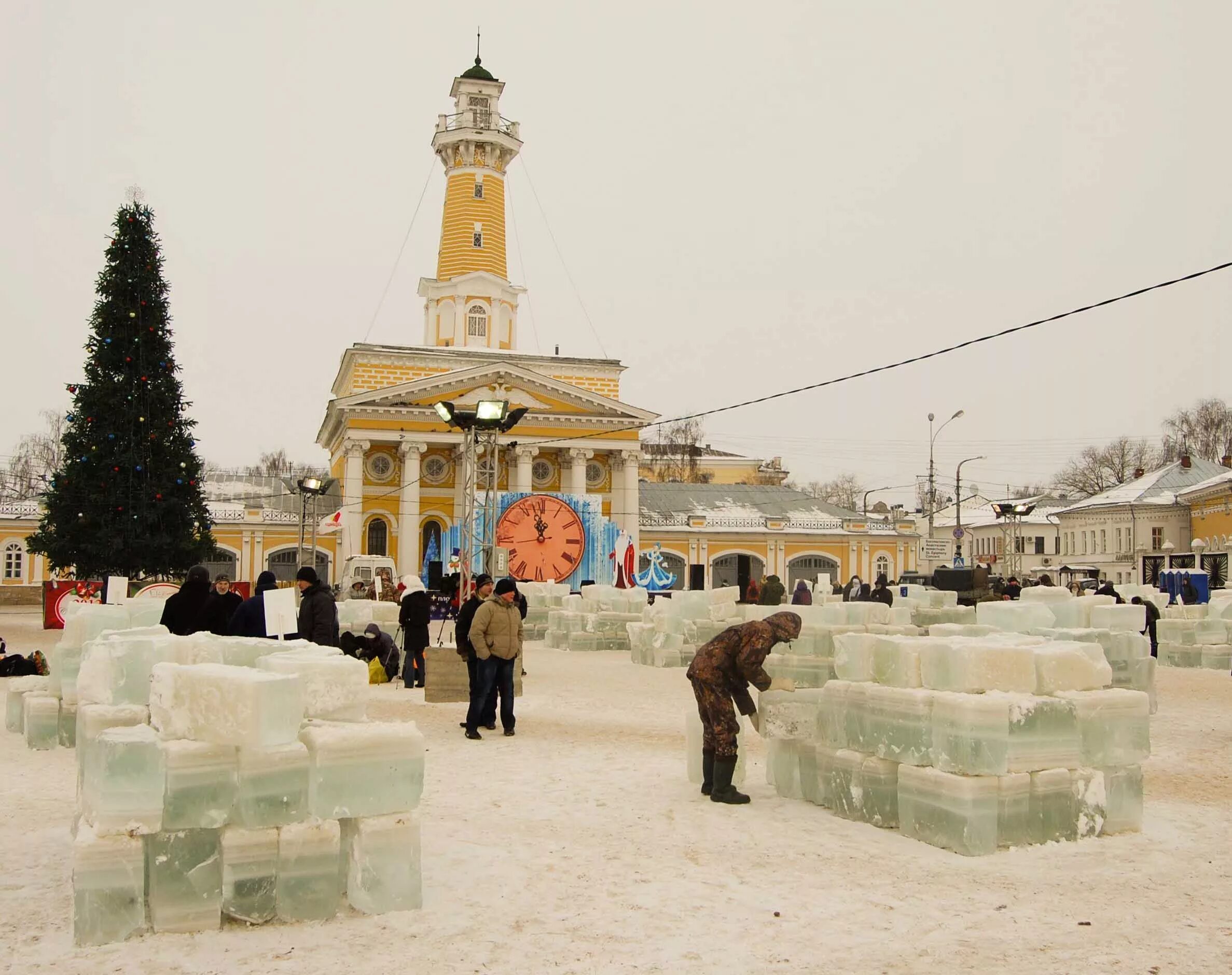 Кострома куда сходить с детьми зимой. Кострома зимой. Беседка островского в костроме. Казань зима 2021. Площадь сусанина в костроме зимой.