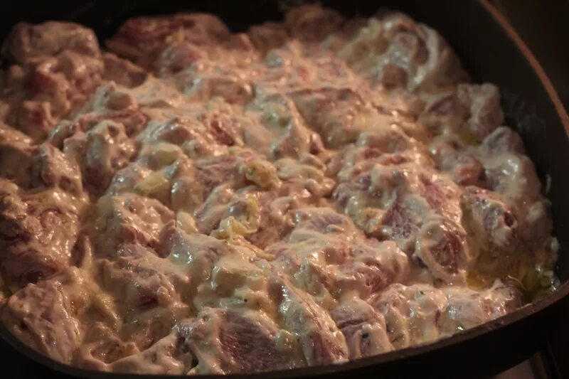 тушёная индейка в сметане в духовке. индейка тушеная с шампиньонами. филе бедра индейки в сметане. индейка с грибами в сметанном соусе. филе бедра индейки с картошкой в мультиварке.