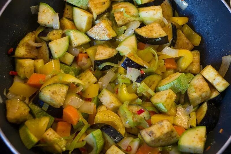Кабачки в казане. Мясо с овощами в казане на костре. Кабачки в казане в масле. Блюдо в казане на костре с кабачками рецепты репой. Дамлама рецепт.