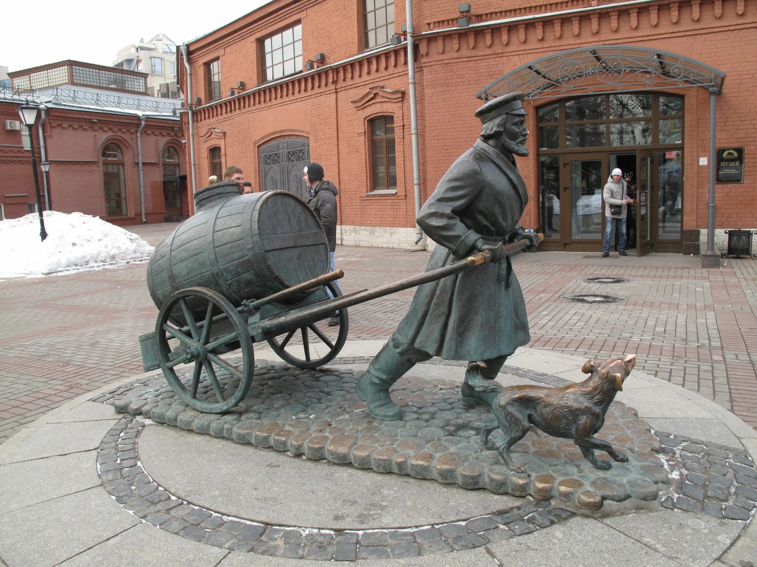 Памятник водовозу в Санкт-Петербурге. Памятник водовозу СПБ. Памятник водовозу Шпалерная. Водоканал памятник водовозу СПБ. Памятник водовозу в коломне