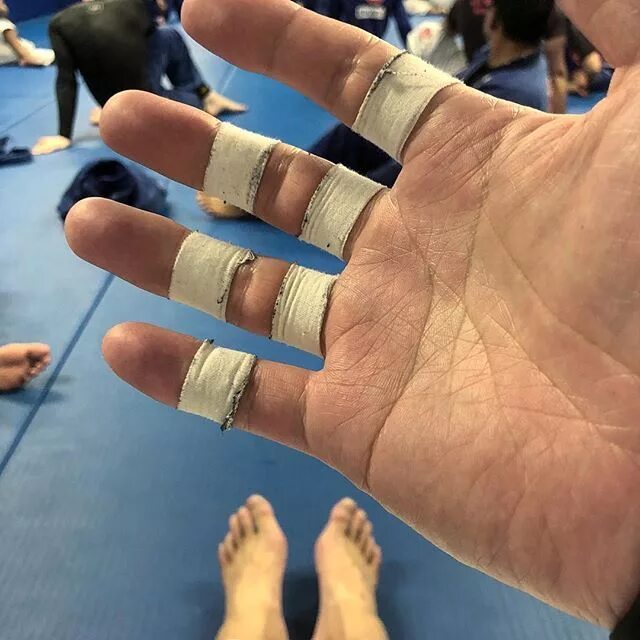 Пальцы волейболистов. Забинтованные пальцы БЖЖ. Пальцы после игры