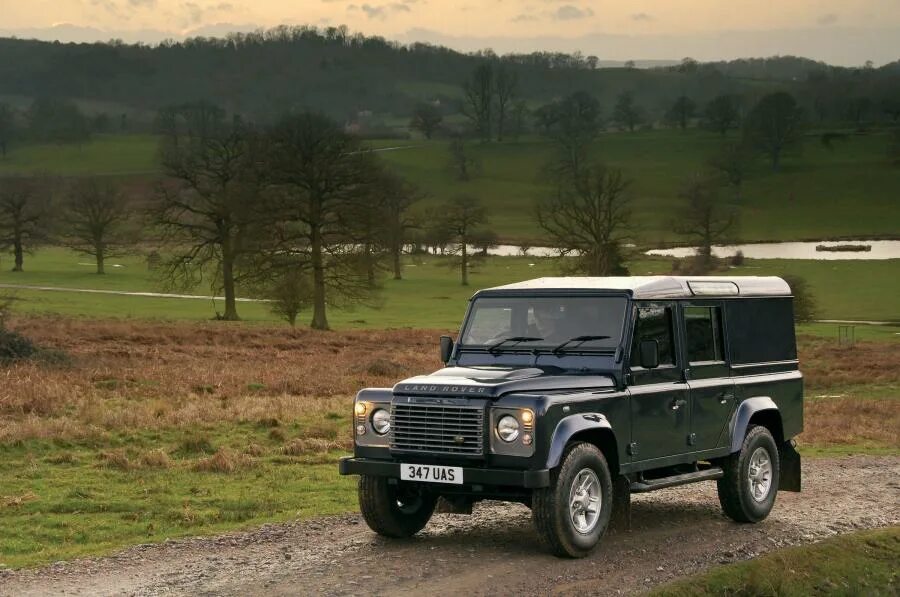 Defender fame. Ленд Ровер Дефендер 1965. Дефендер 2006. Лэнд Ровер Дефендер 2006. Рендж Ровер Дефендер старый.