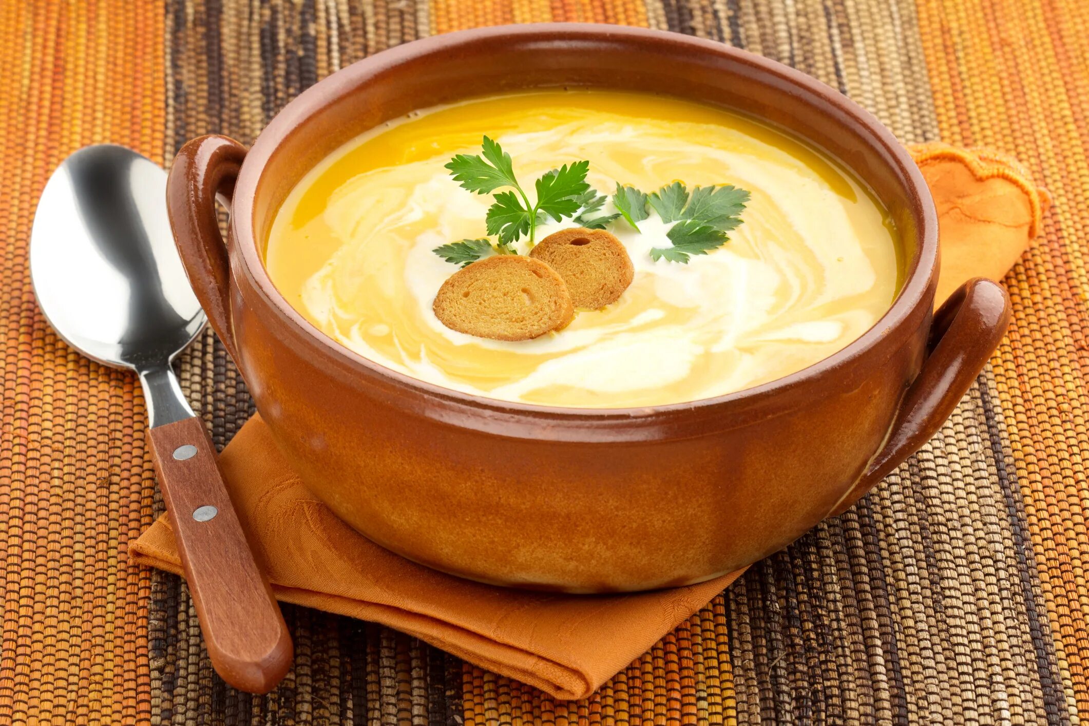 Рецепт супа пюре из тыквы и картофеля. Суп-пюре из тыквы с гренками. тыквенный суп-пюре с гренками. тыквенный суп-пюре с плавленым сыром. суп с тыквой и картофелем.