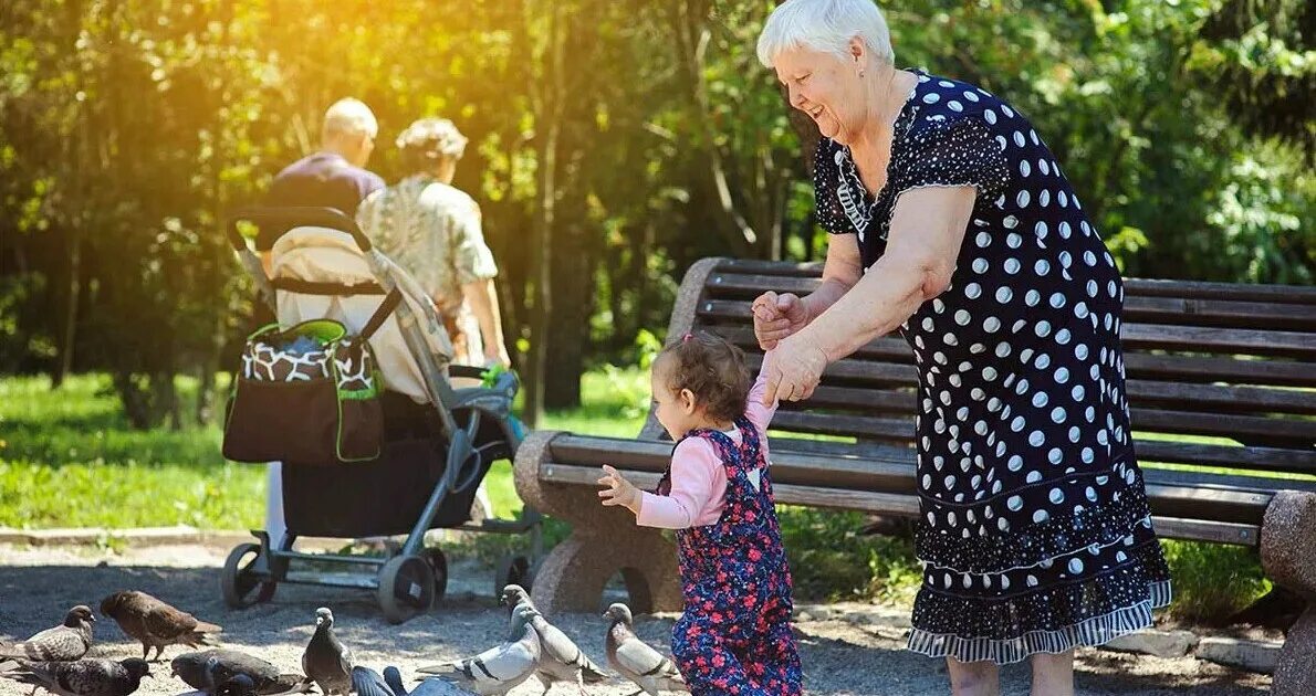 Бабушка в жизни ребенка. Бабушка и внучка на прогулке. Старушка для детей. Бабушка и внук. Старушка и внук.