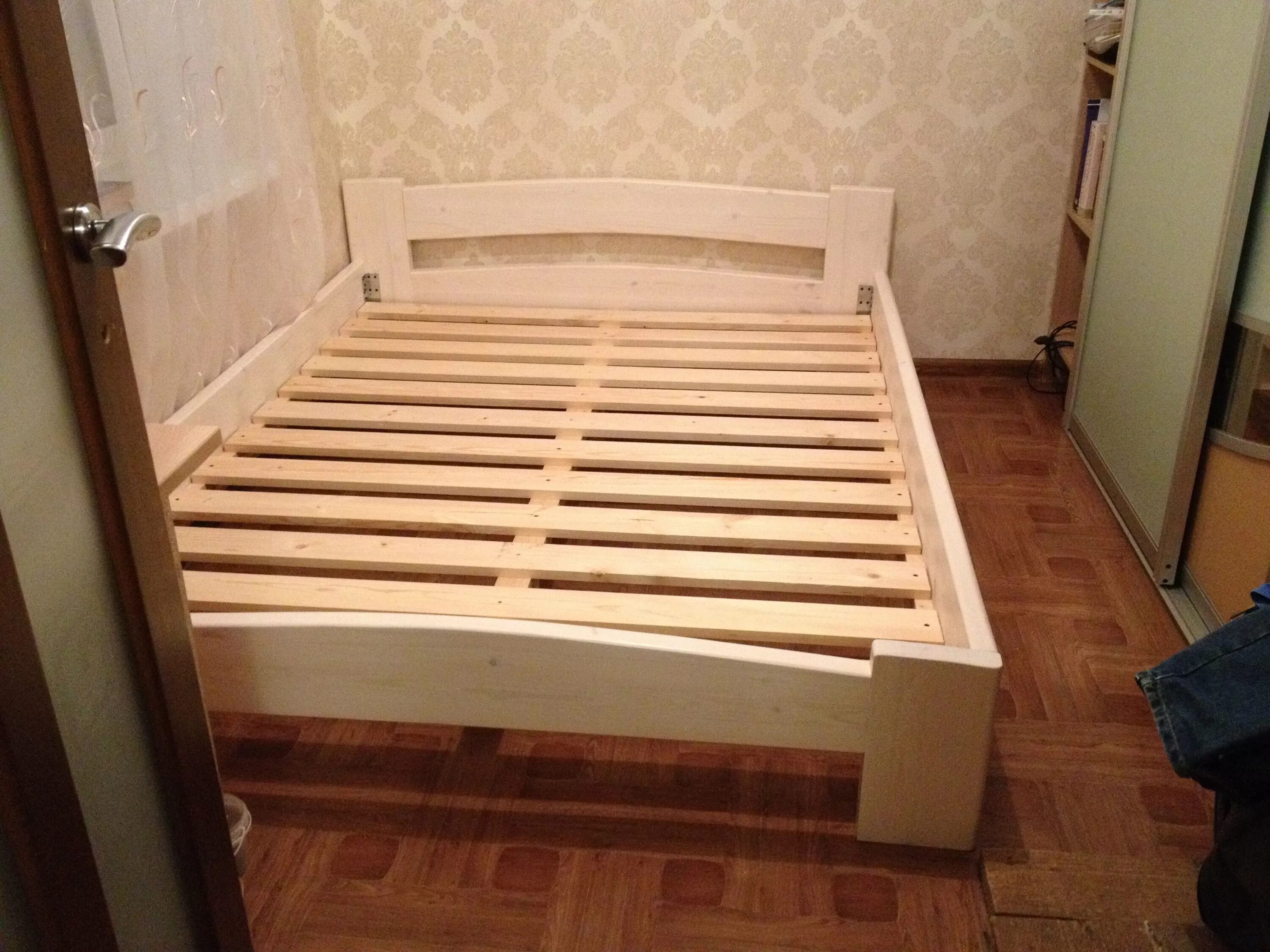 Как самому сделать двуспальную кровать. Кровать из досок. кровать двуспальная из дерева. кровать своими руками из дерева двуспальная. двуспальная кровать из мебельного щита.