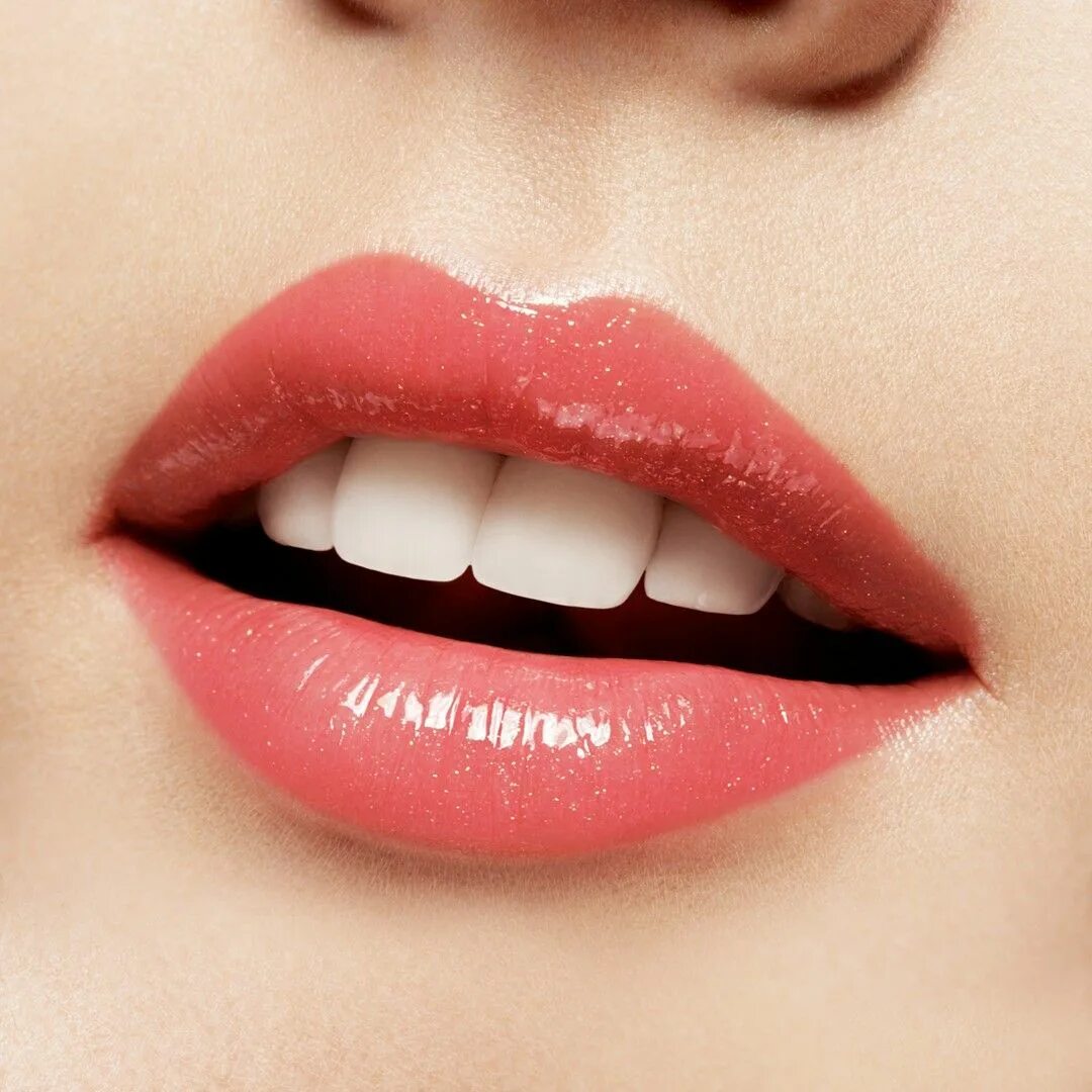 Бежево розовая помада. Помада с блестками. Губы накрашенные блеском. Губы обычные. Релуи космик данс блеск для губ.