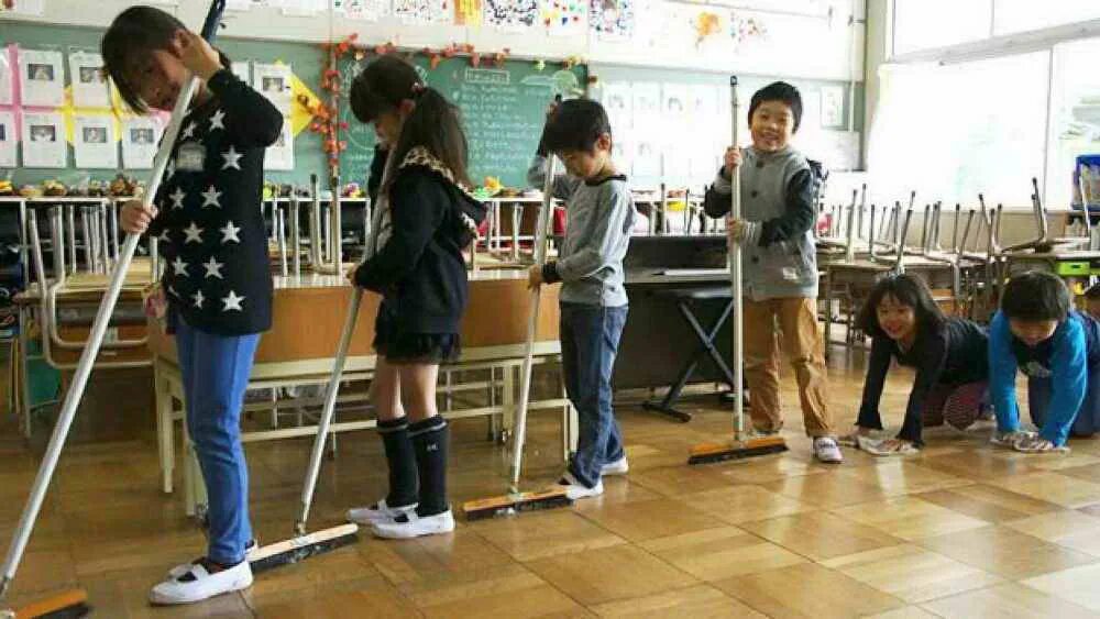 Япония уборка в школе. Японская школа. Японские школьники убираются в классе. Японские школьники.