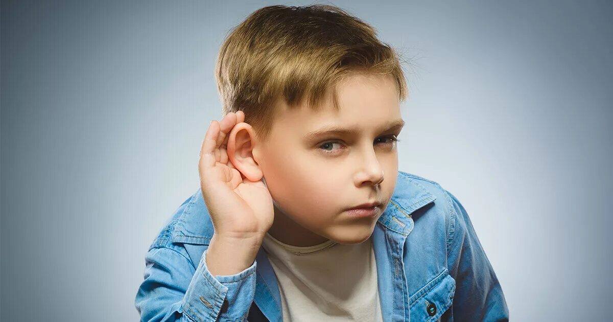 Слушать мальчики полностью. Дети с нарушением слуха.. Глухие и слабослышащие дети. Мальчик с нарушением слуха. Ребенок прислушивается.