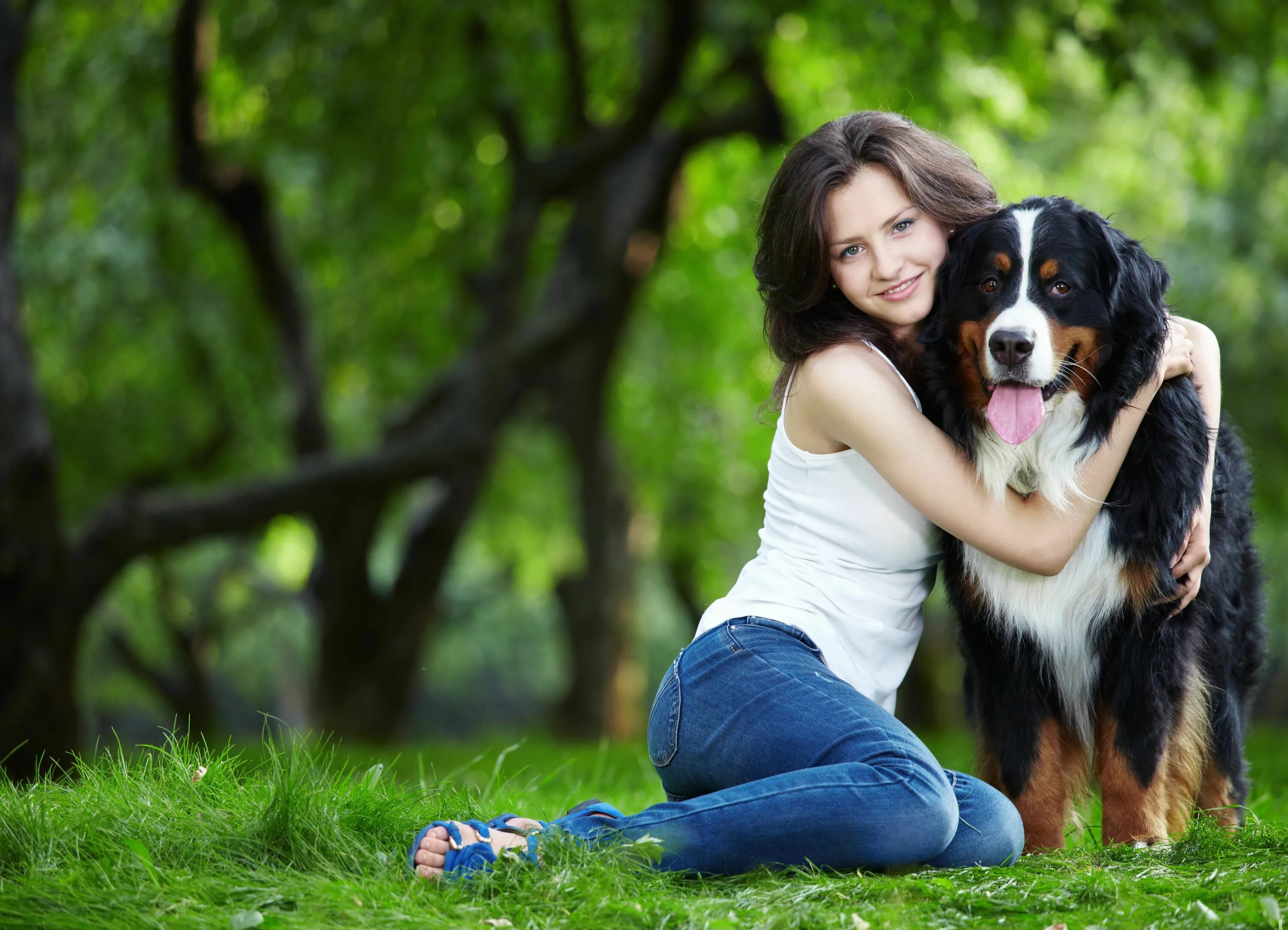 Woman 3 dog. Фотосессия с собакой на природе. Девушка обнимает собаку. Девушка с собакой. Красивая девушка с собакой.