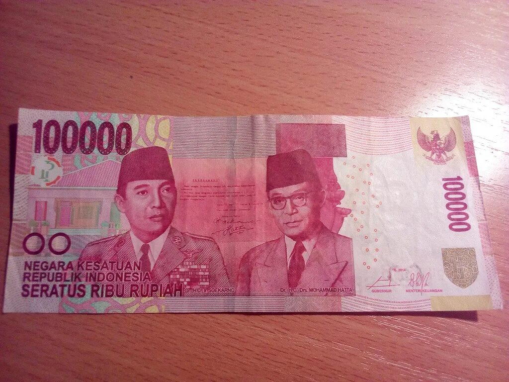 100000 IDR. 100000 Балийских рупий в рублях. 100000 Индонезийских рупий в рублях. Банкноты Индонезии 100000 рупий.