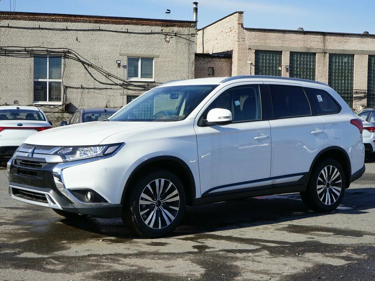 4. Аутлендер 2018 рестайлинг. Аутлендер 2017. Mitsubishi outlander 3 рестайлинг 3 вариатор. Аутлендер 3 2.