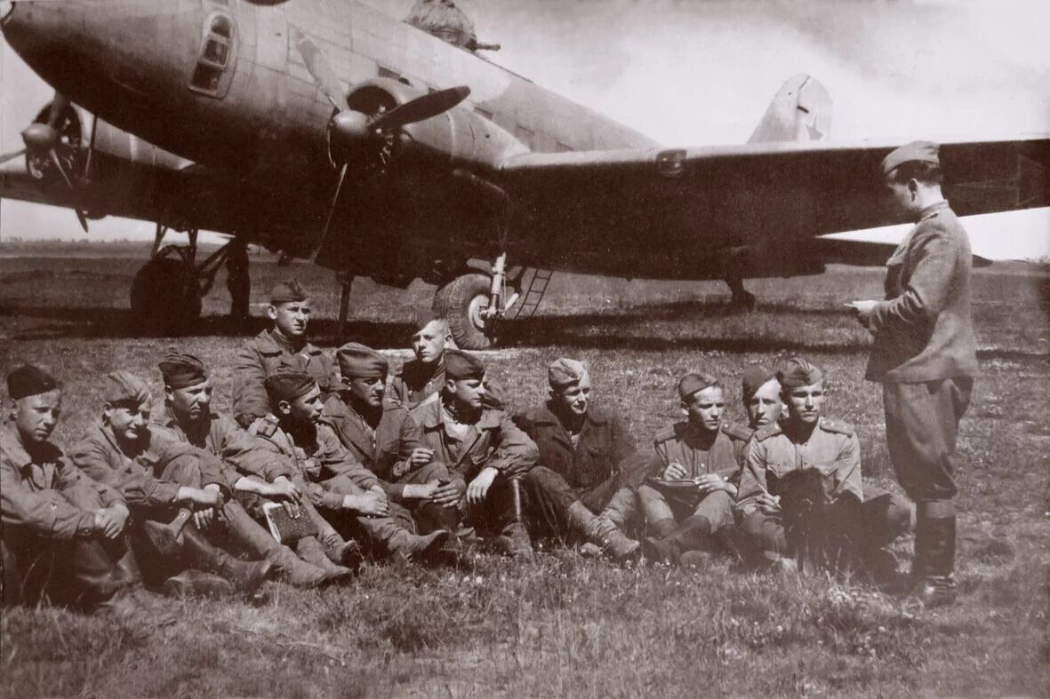 Невель край партизанской славы. Гв 21. Гвардейское знамя. Летчики ссср второй мировой войны. Гв 21.