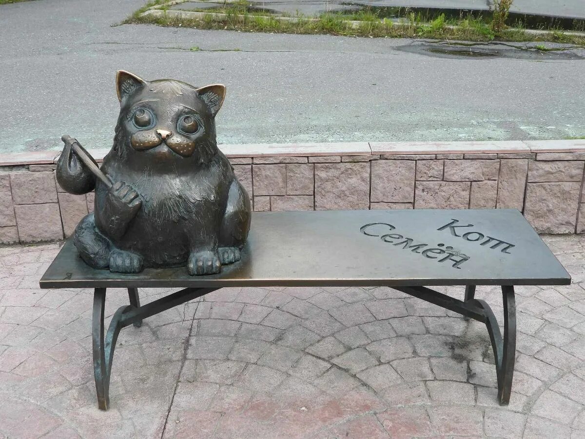 Кот из мурманска история. Памятник коту в мурманске. памятник коту семёну в мурманске. кот семён мурманск. памятник коту семену.