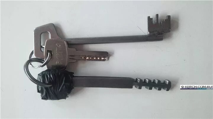 Гаражный ключ реечный. Ключ от гаража. Ключи от гаража игрушечные. Ключ для реечного замка. Найдены ключи от гаража.