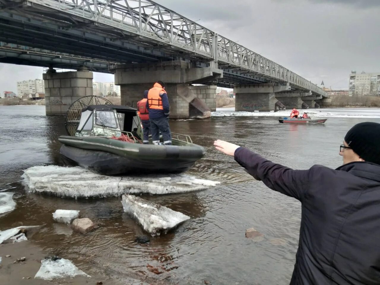 Утонули 3 девочки. Река кан в канске. утонули две девочки в канске. нашли утонувших девочек в канске.