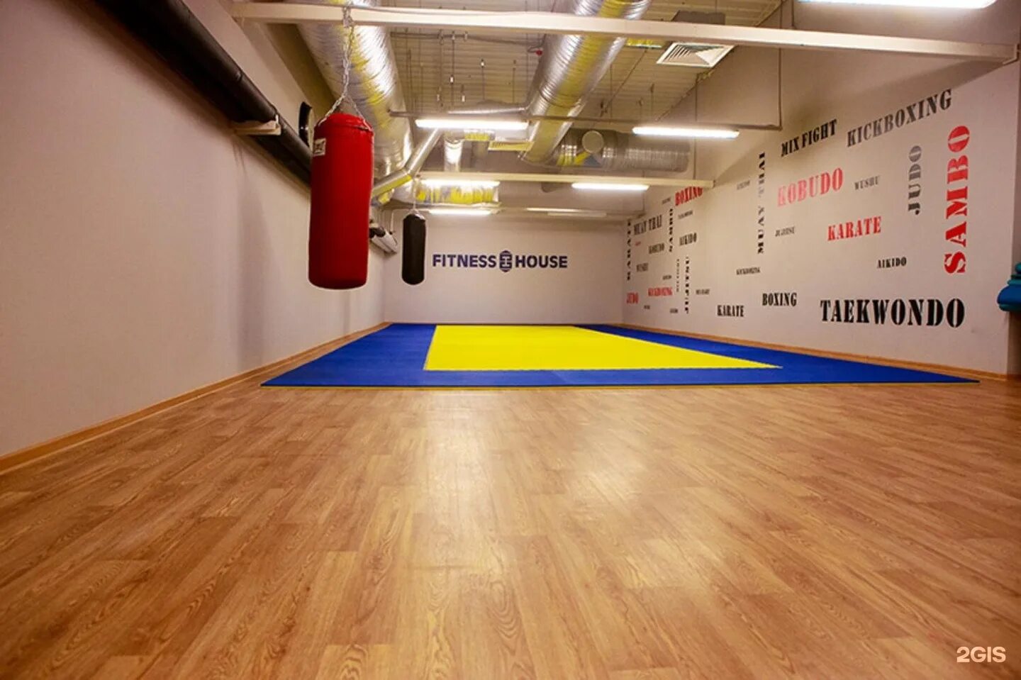 Фитнес хаус на фучика. Фитнес хаус фучика 2. fitness house фучика спб. фитнес хаус зал. фитнес хаус зал спб.