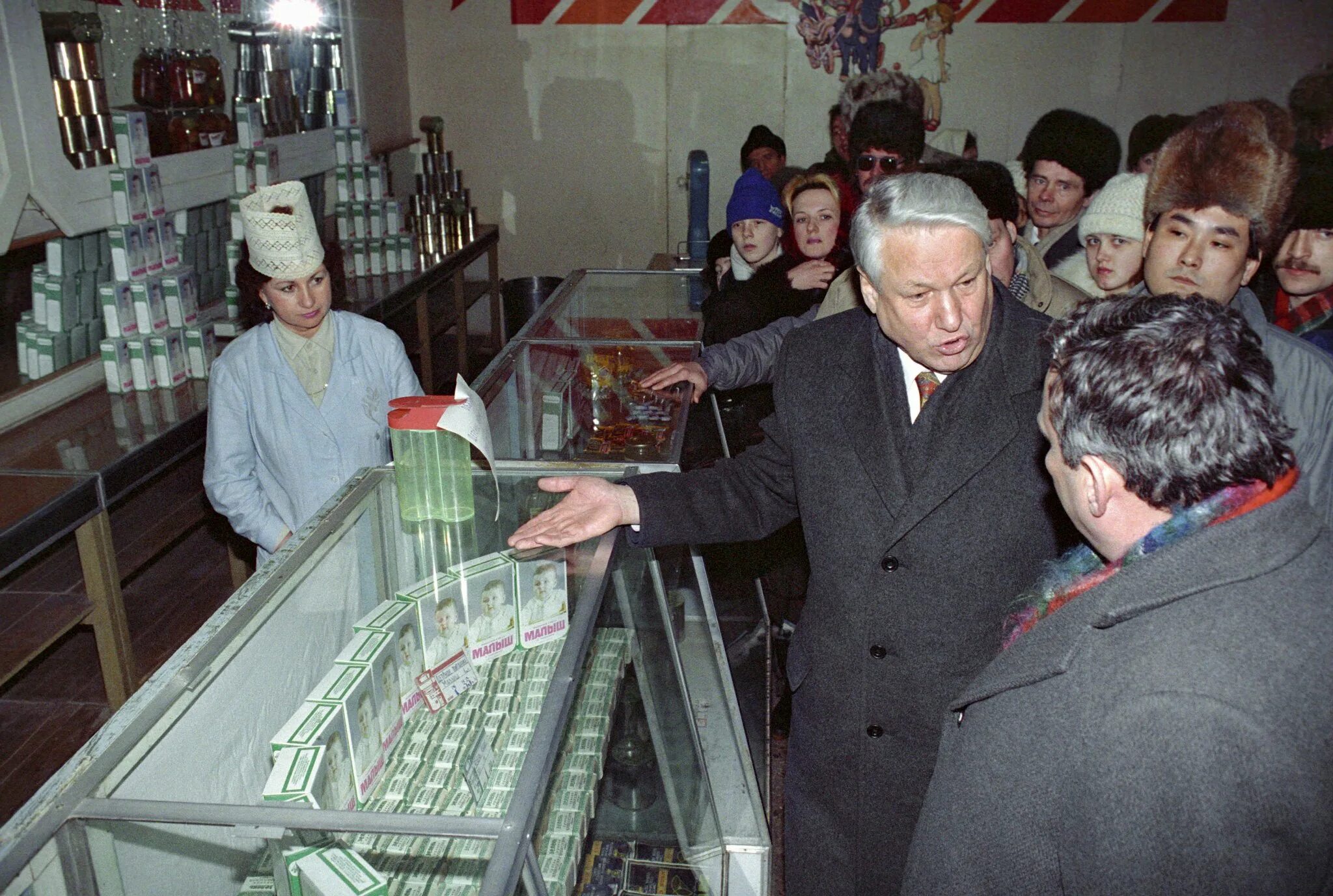 Ельцин 1990-е. Ельцин в магазине 1992 год. Экономика 90 х годов