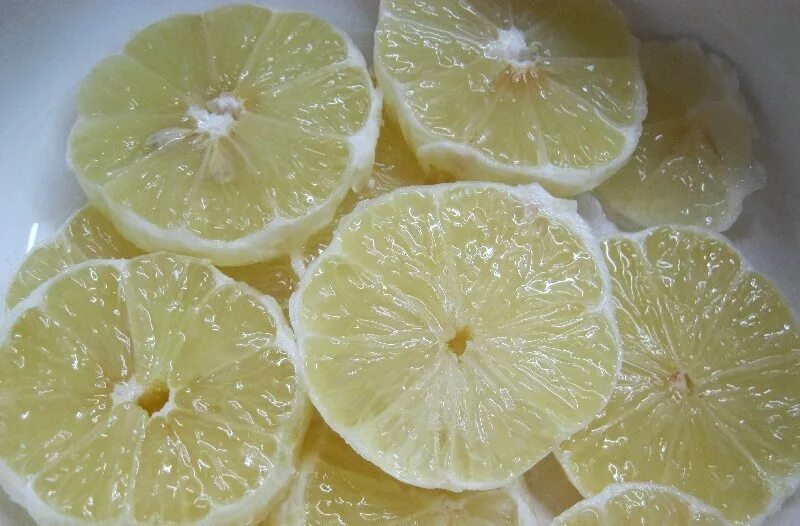 Из лимонов без кожуры. Мякоть лимона. Лимон без кожуры. Очищенный лимон. Лимон без цедры.