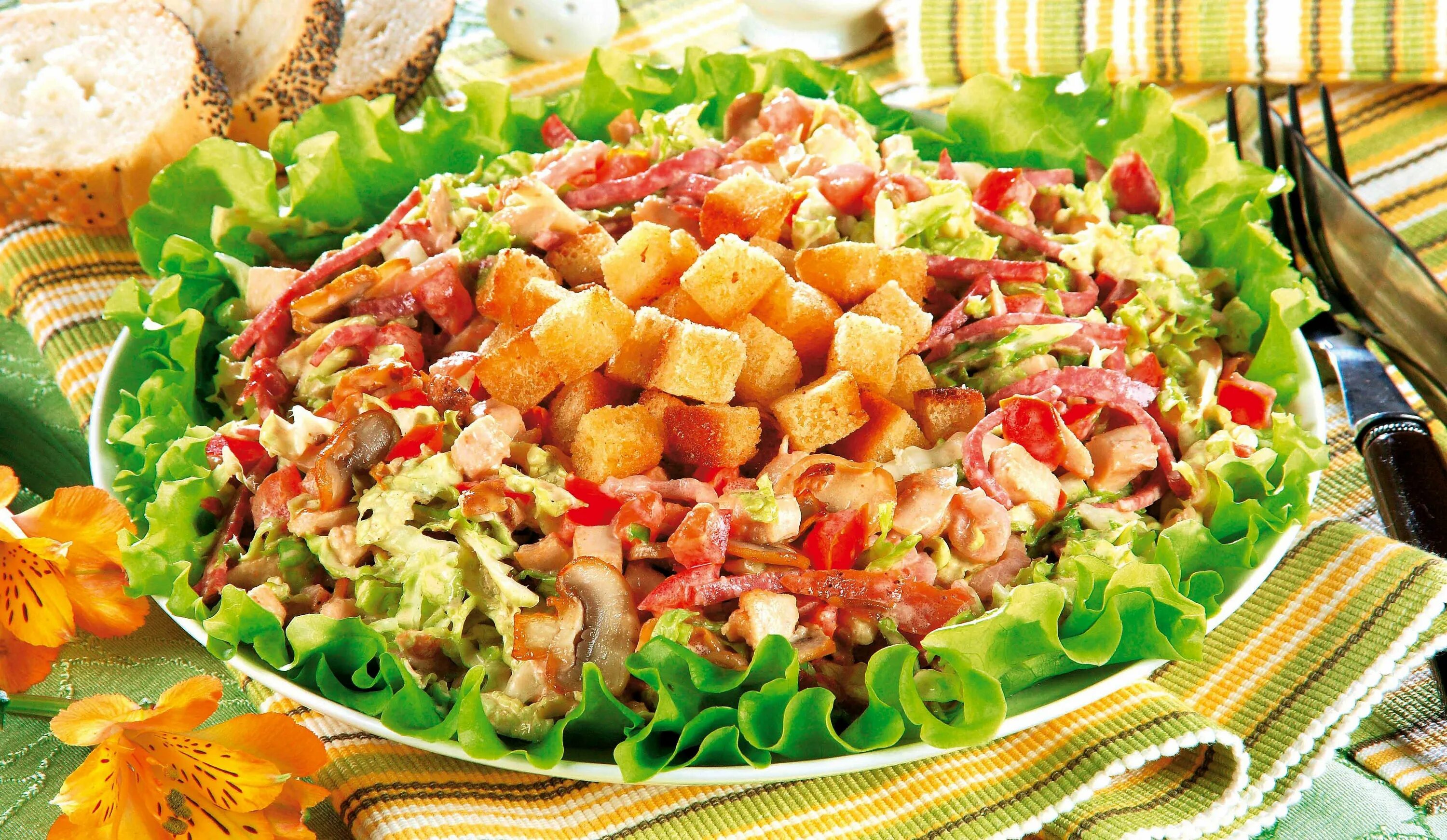 Огурцы помидоры сыр кукуруза. Огурцы помидоры сыр кукуруза. Салат с крабовыми палочками и ветчиной и кукурузой. Салат перец кукуруза. Салат помидоры кукуруза сыр.