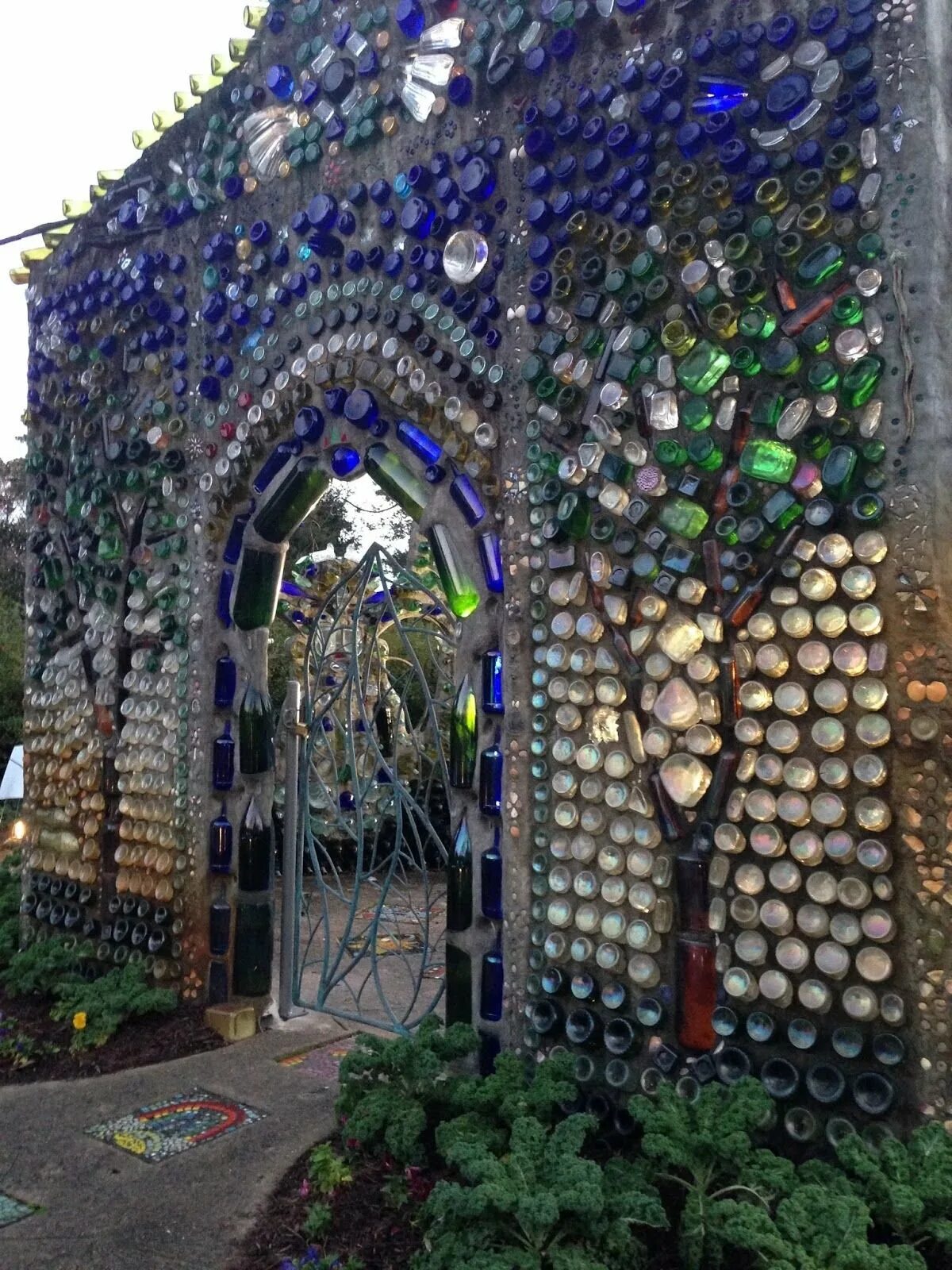 Дом из бутылок. Постройки из стеклянных бутылок. Дом из бутылок стеклянных. Дом из бутылок своими руками. Беседка из бутылок стеклянных.
