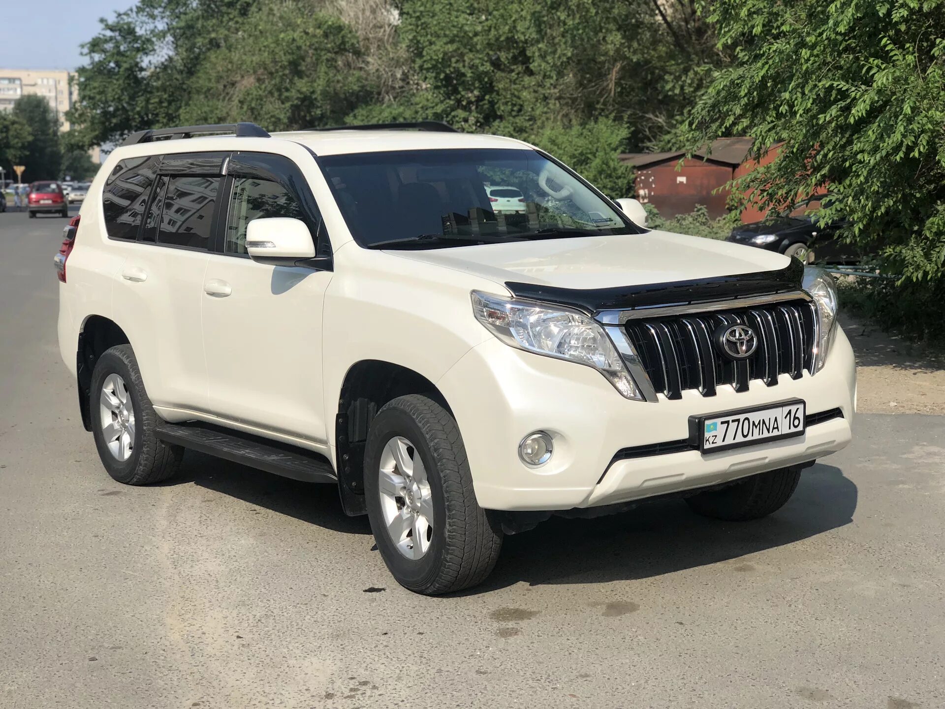 Дром купить крузер прадо. Toyota Land Cruiser Prado белый. Ленд Крузер 150 белый. Тойота Ланд Крузер Прадо белый. Toyota Land Cruiser Prado 160.