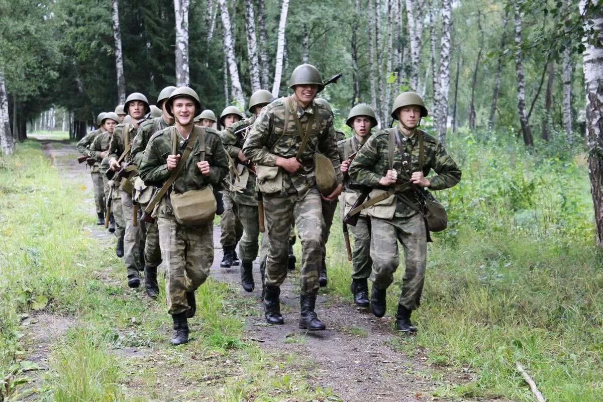 Рота путем. Солдаты бегут марш бросок. Марш бросок в армии. Пехотные войска России. Солдаты на марш броске.