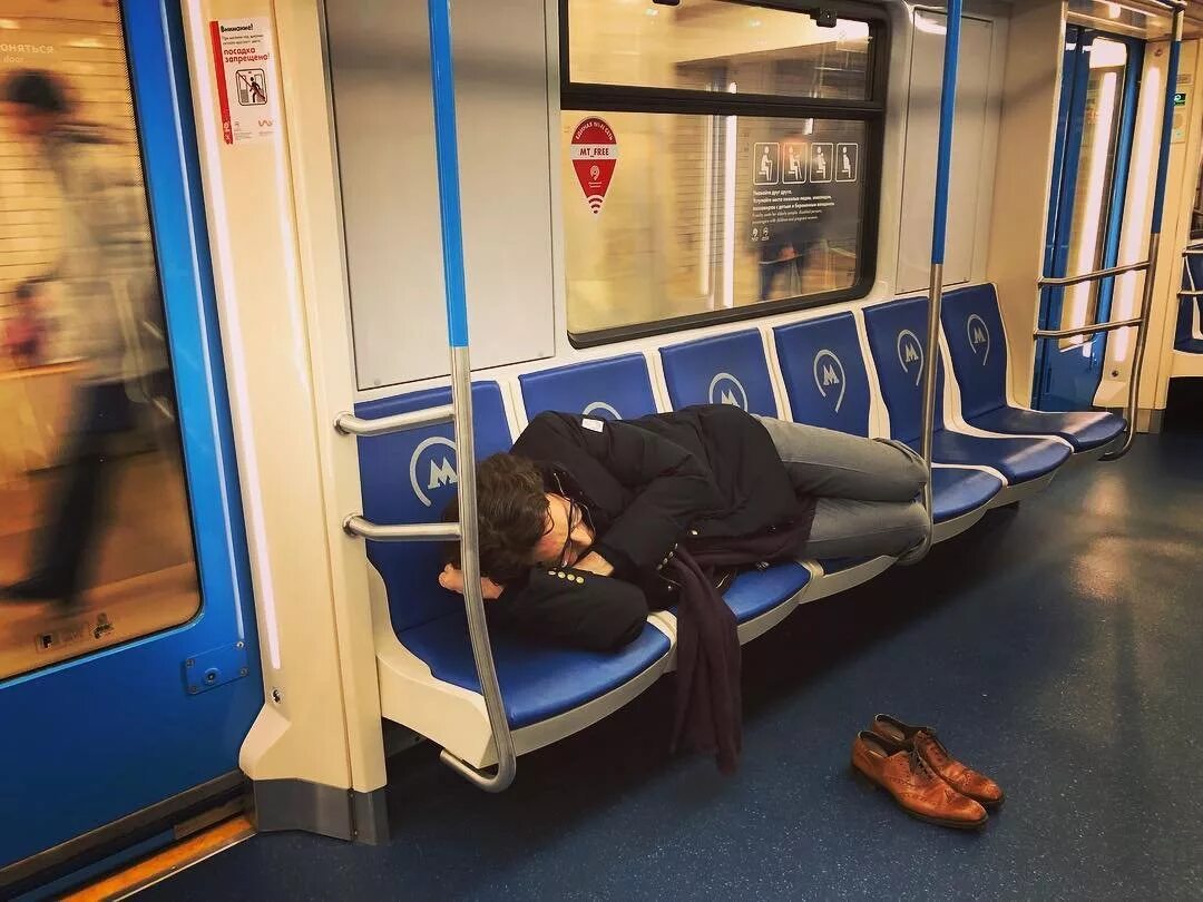 Малахов в метро. Вагон метро. Поспать в москве