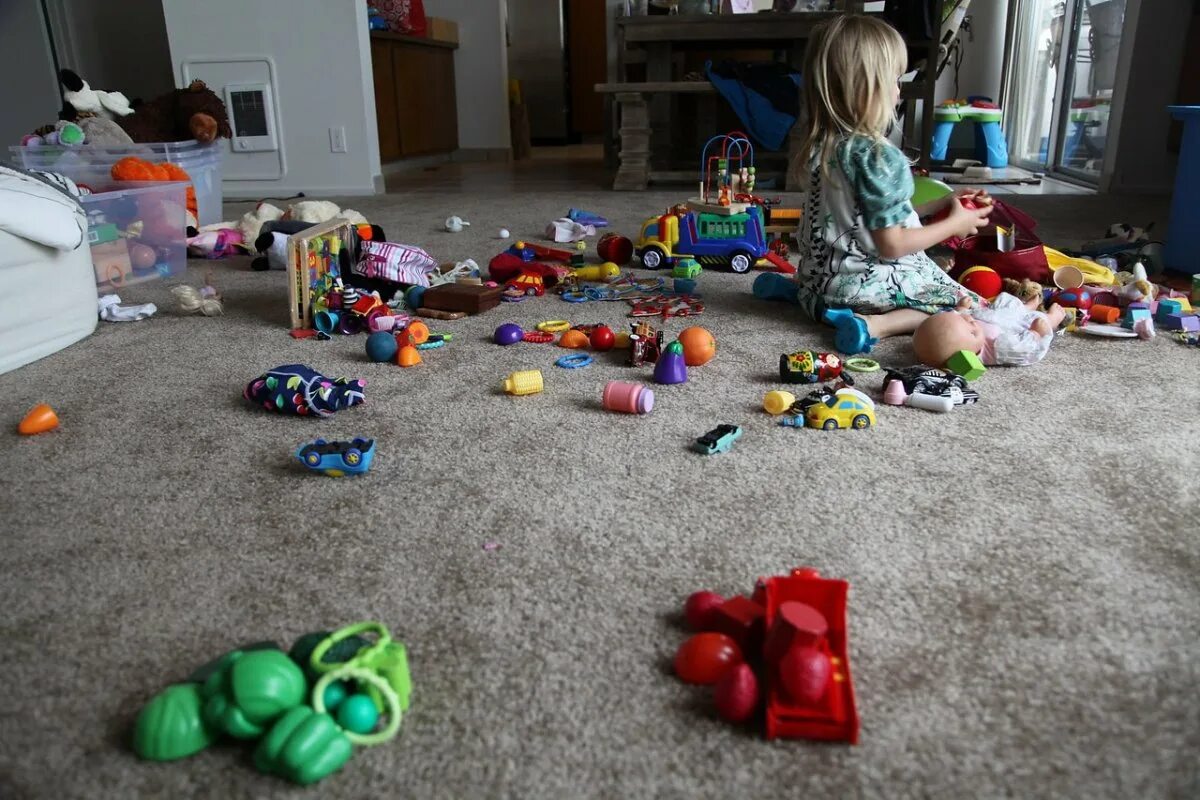 Девочку много игрушек. Разбросанные игрушки. Разбросанные игрушки в детской. Беспорядок игрушек. Разбросанные игрушки по полу.