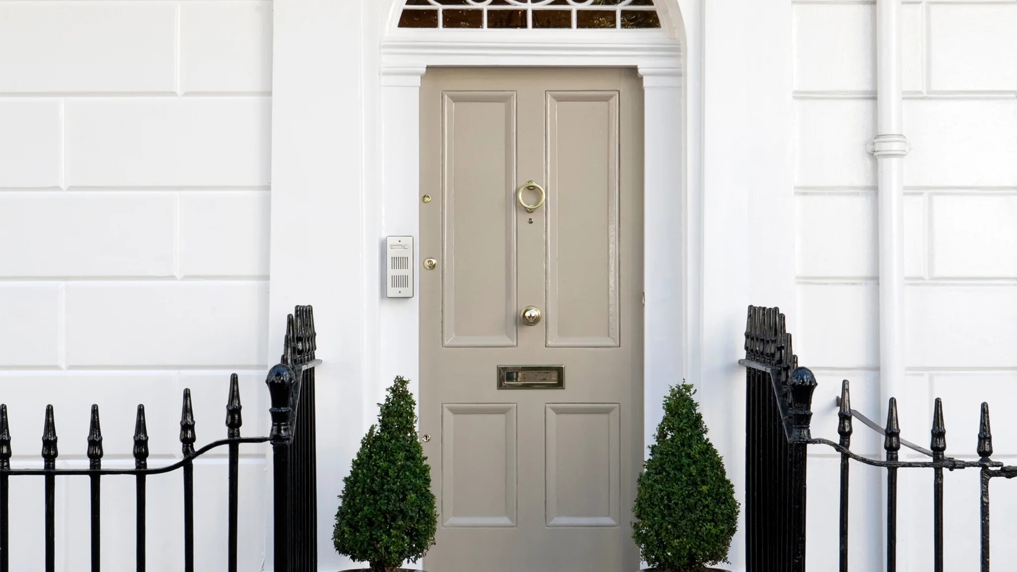 Белые входные двери в дом фото GRP White Malton Composite Door- Leaded Double Glazing