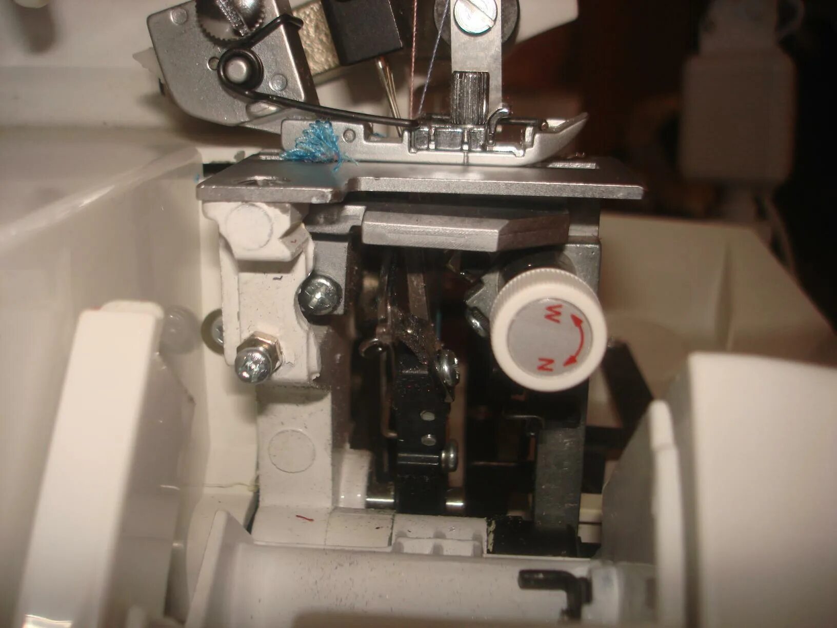 Швейная машинка натяжитель нити. Натяжение нити в швейной машинке для кружева.