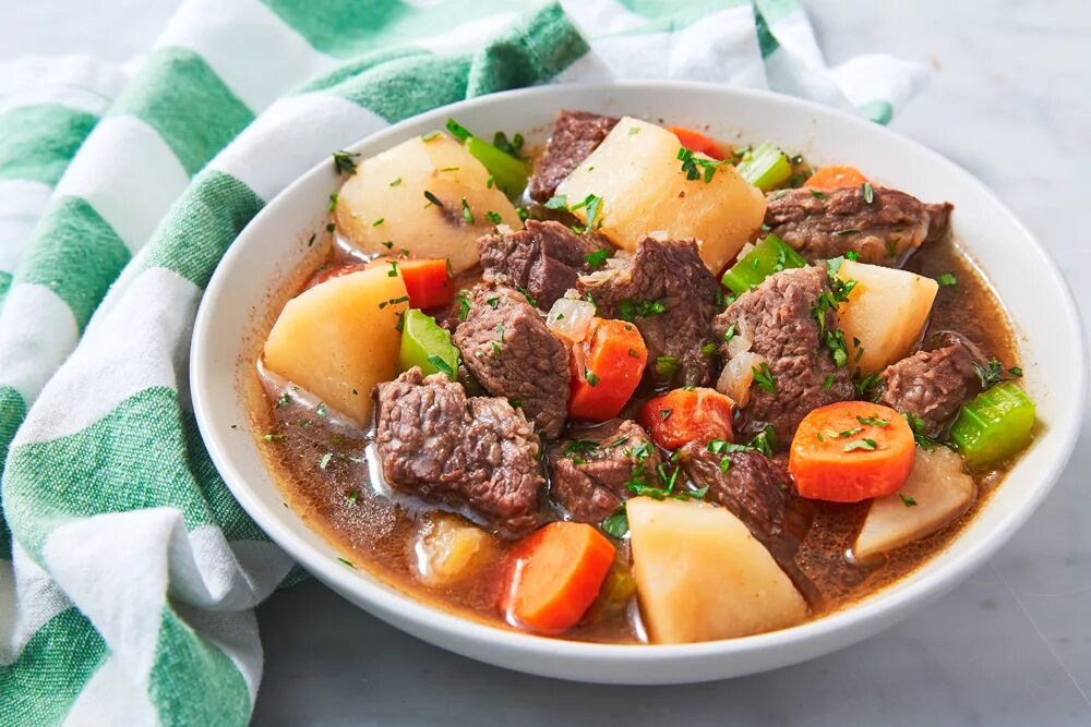 Тушить мясо с овощами. Рагу по-ирландски (Irish Stew). Irish Stew блюдо. Блюдо Irish Beef Stew. Айриш стью с говядиной.
