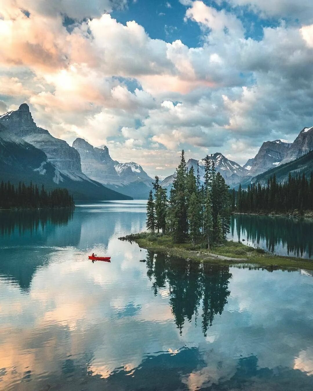 Пейзаж. Озеро Малайн в национальном парке Джаспер Альберта Канада. Maligne Lake Canada. Малайн (озеро).