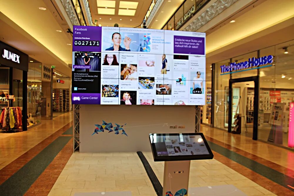 Торговый центр экран. Digital Signage shopping Center. Digital Signage. Digital Signage in Retail. Shopping Centre sign.