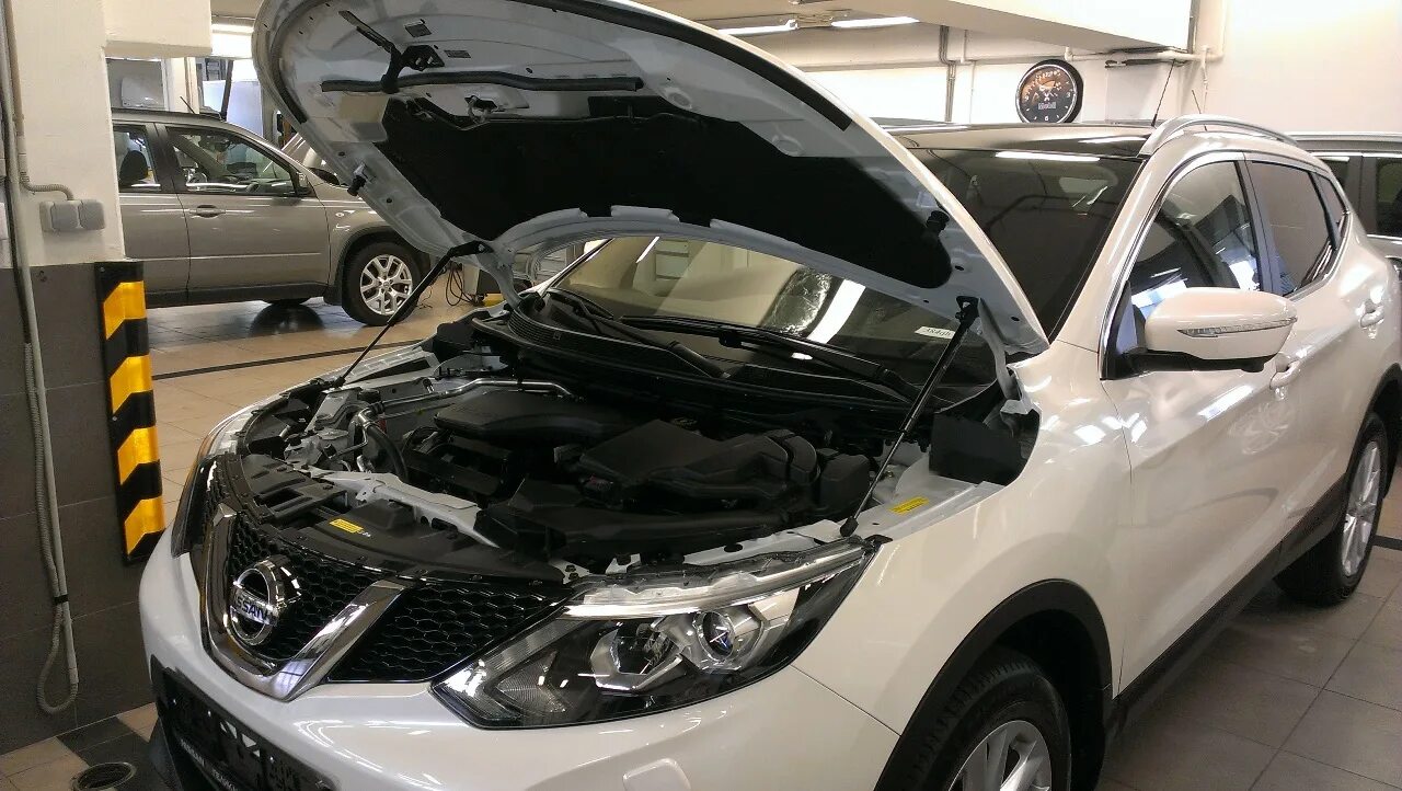 Капот nissan qashqai. Упор капота Nissan Qashqai j11. Упор капота Ниссан Кашкай j11. Капот Ниссан Кашкай j11. Капот Nissan Qashqai j11.