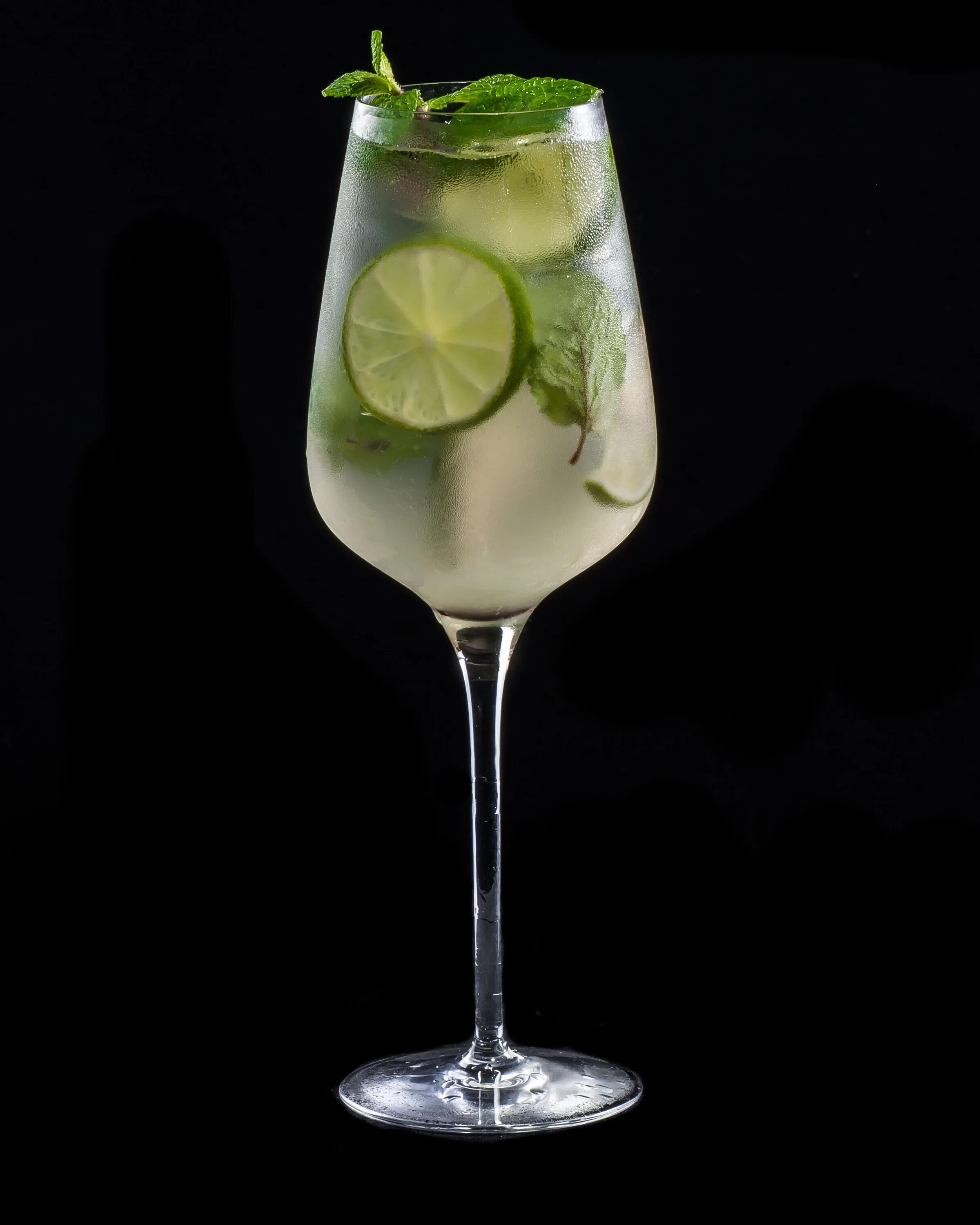 Хьюго коктейль. Напиток Spritz Mojito Cocktail. Мохито Хьюго. Мохито Джин Мохито Джин. Лаймовый Джин тоник.