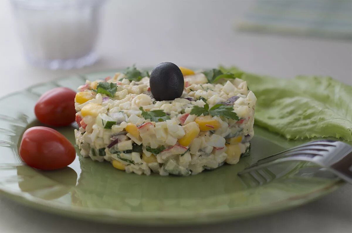 Салат крабовый. Салат с крабовыми палочками и кукурузой. Крабовый салат без риса. Салат с крабовыми палочками без риса с огурцом и яйцом.