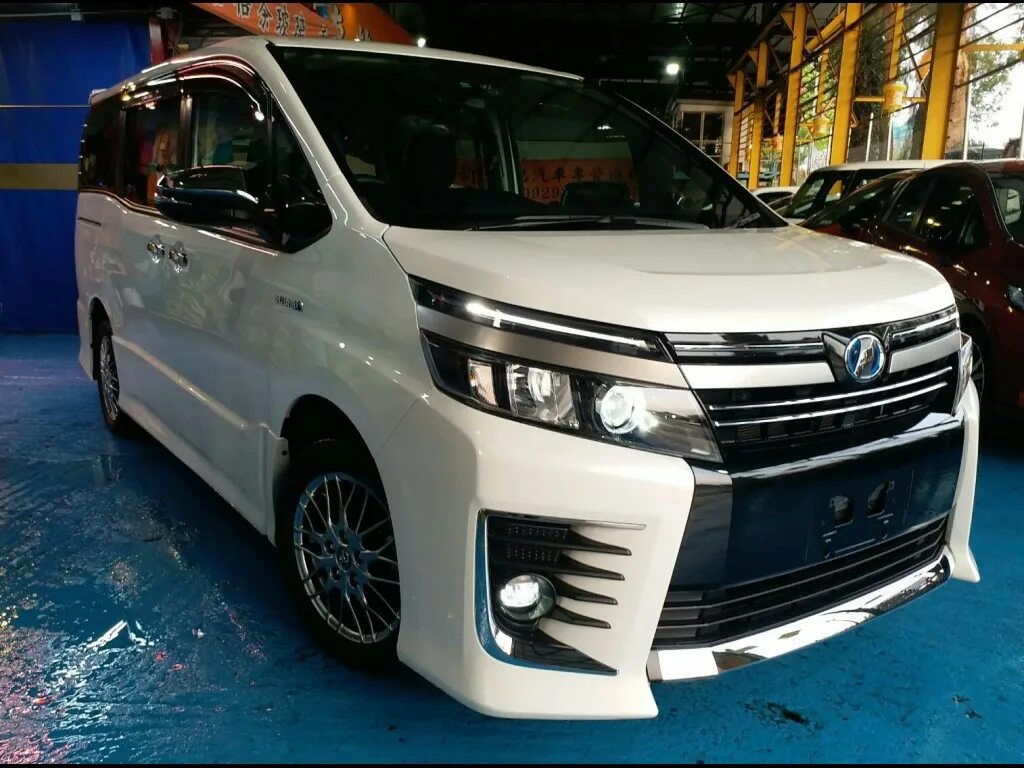 Тойота Вокси 2016. Toyota Voxy Hybrid 2018. Тойота Вокси 2018 года. Тойота Вокси 2017 гибрид.